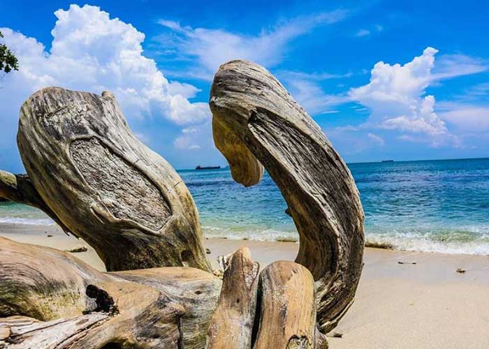 Pantai Karang Pandan : Lokasi, Spot Foto dan Harga Tiket Masuk