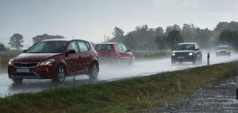 Tips Aman Berkendara Pada Saat Hujan (3)