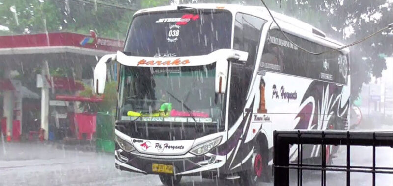 Tips Aman Mengendarai Bus Pariwisata Saat Hujan