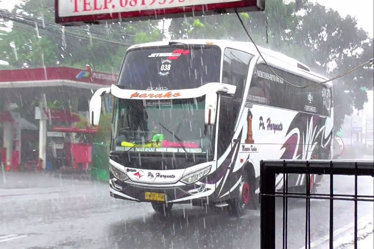 Tips Aman Mengendarai Bus Pariwisata Saat Hujan